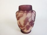 un vase violet orné d'un motif, posé sur une table