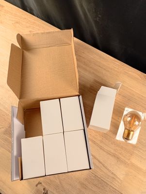 une boîte contenant une ampoule, posée sur une table