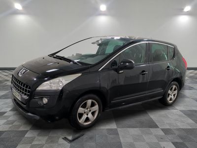la photo d'une petite voiture noire garée dans un garage