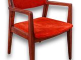 une image représentant une chaise en bois avec une assise et des accoudoirs rouges