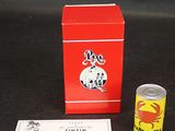 une petite boîte de Tintin à côté d'une petite boîte de Tintin