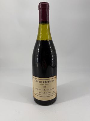 la bouteille de vin est posée sur la table, prête à être consommée