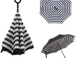 quatre parapluies différents accrochés au mur