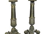 paire de bougeoirs anciens en laiton, avec des têtes de lion sur les socles