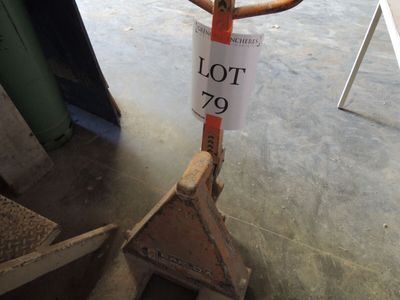 un poteau sur lequel est accrochée une pancarte indiquant « lot 79 »