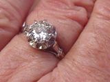 une personne tenant une bague en diamant dans la main