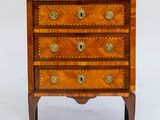 une commode ancienne avec dessus en marbre