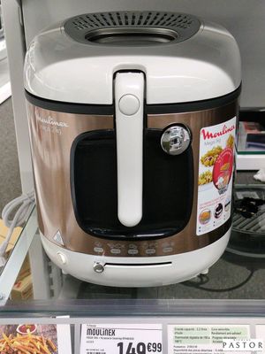 une photo d'un appareil électroménager exposé dans un magasin