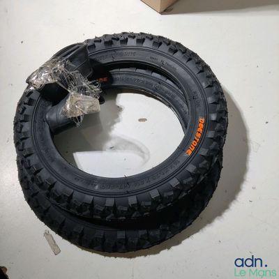 un pneu posé par terre à côté d'une boîte