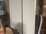 une photo d'une armoire sur laquelle est posé un chapeau