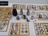 une table sur laquelle sont posées de nombreuses photos et images