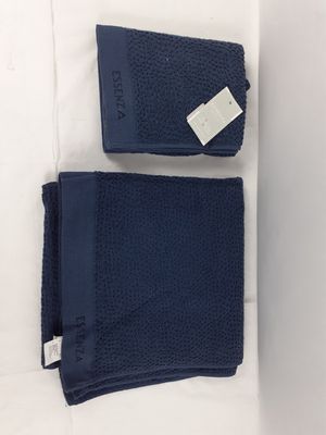 les deux serviettes sont posées l'une à côté de l'autre sur une surface blanche