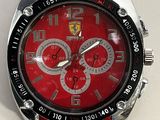 Montre Ferrari avec bracelet en caoutchouc rouge sur fond blanc