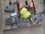 une pile d'outils électriques posée sur une palette