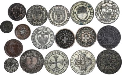 une image représentant une collection de pièces anciennes sur fond blanc
