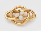 un gros plan d'une bague en or ornée d'oplites