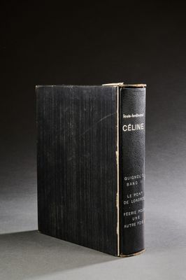 un livre noir posé sur une table près d'un mur noir