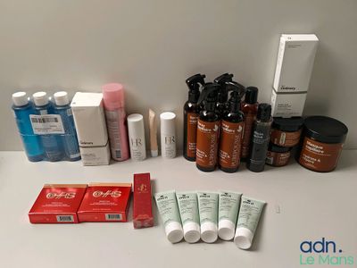 de nombreux types de produits de soins de la peau sur la table