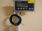 une photo d'un compteur numérique accroché au mur
