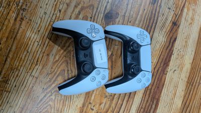 deux télécommandes Wii posées sur un parquet