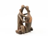 sculpture représentant un couple s'étreignant sur un fond blanc