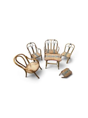 trois chaises et une table sont disposées en cercle sur un fond blanc