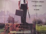 affiche de cinéma représentant un homme debout au sommet d'une pile de bagages