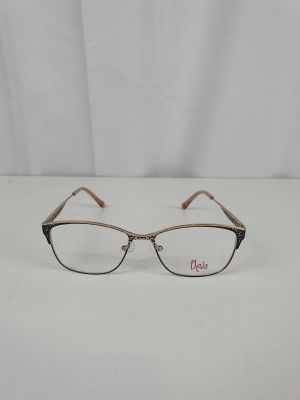 une paire de lunettes posée sur une surface blanche