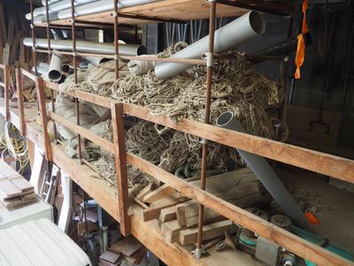 un gros tas de foin sur les étagères du garage