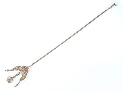 une image représentant un long collier en argent orné d'une girafe