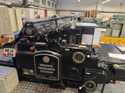 une machine qui se trouve à l'intérieur d'un bâtiment
