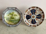 deux assiettes posées sur une table