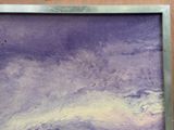 peinture abstraite violette et blanche, avec un cadre argenté, sur un support en bois