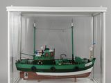 une maquette de bateau vert dans une vitrine