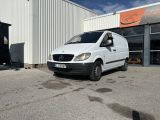 une camionnette blanche garée devant un bâtiment