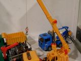 un grand nombre de camions jouets posés sur une table