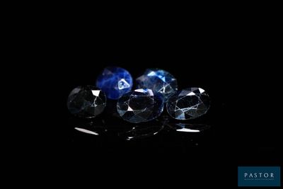 un ensemble de saphirs bleus sur un fond noir