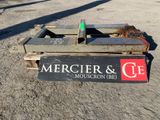 une pancarte portant l'inscription « Mercier et C.E. » sur le côté d'une palette