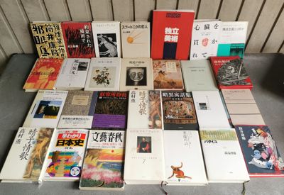 un grand nombre de livres posés sur une table