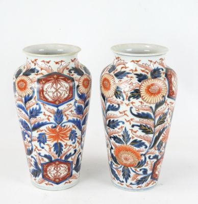 deux vases posés côte à côte sur une surface blanche