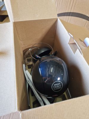 une boîte contenant une souris d'ordinateur et d'autres objets