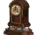 a small clock that is sitting on top of a table