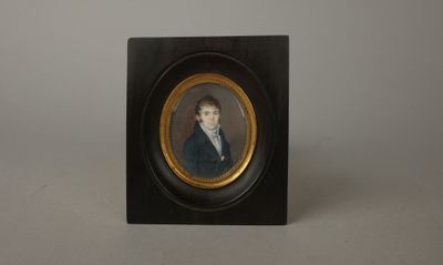 un portrait miniature représentant un jeune homme vêtu d'un manteau bleu