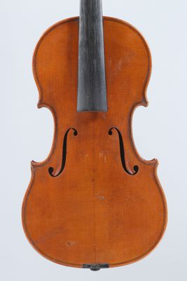 un vieux violon avec son archet, posé sur un pupitre, sur fond blanc