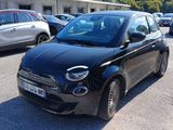 une petite voiture noire garée sur un parking