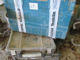 une boîte à outils bleue posée sur une pile de cartons