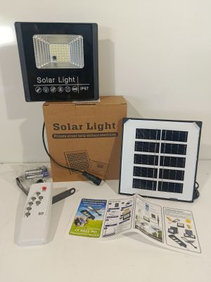 une lampe solaire posée sur une boîte