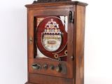 une armoire en bois contenant une horloge
