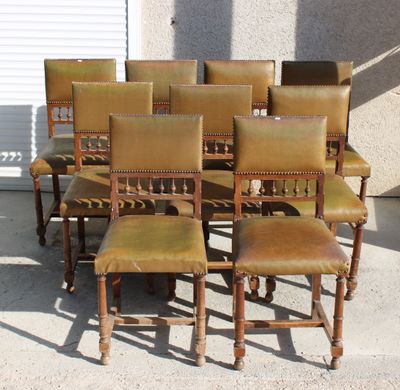 de nombreuses chaises posées sur le béton