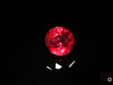 un gros plan sur une lumière rouge dans l'obscurité